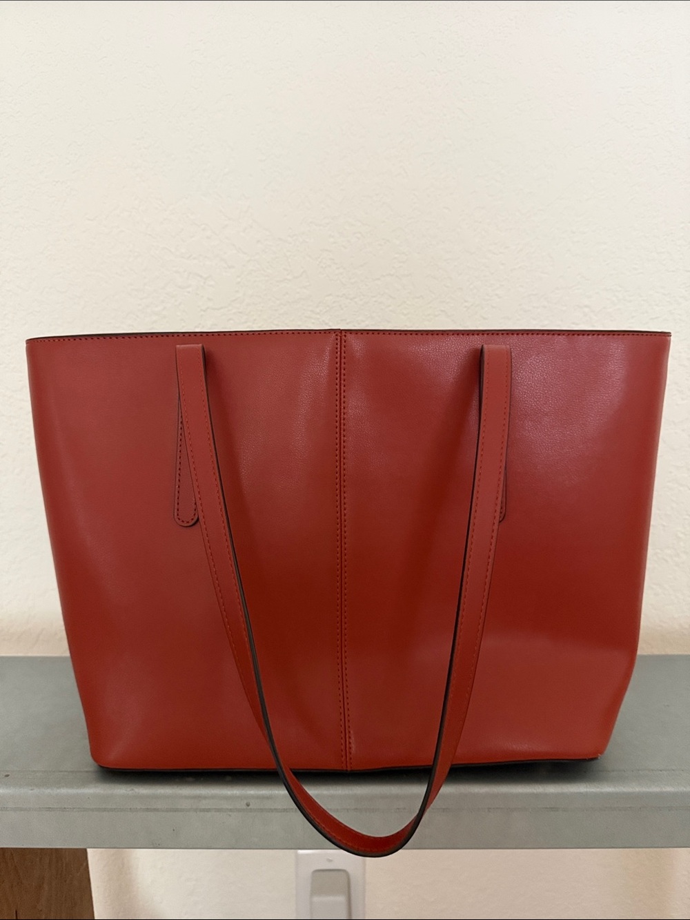 Bostanten leather satchel. Deep red, zipper top. Feet to stand easily.